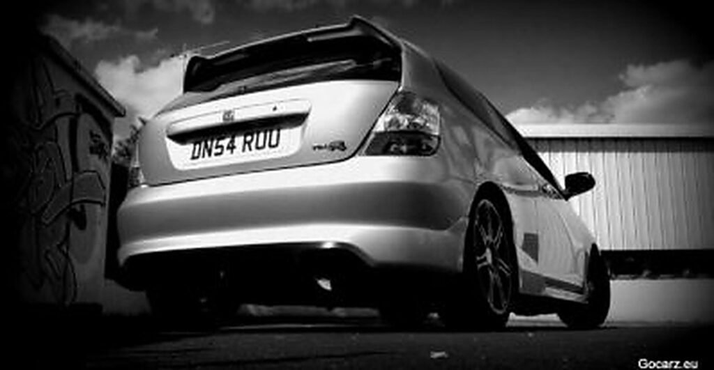 Honda Civic Type-R EP3 vue de trois quarts arrière, photographiée en noir et blanc