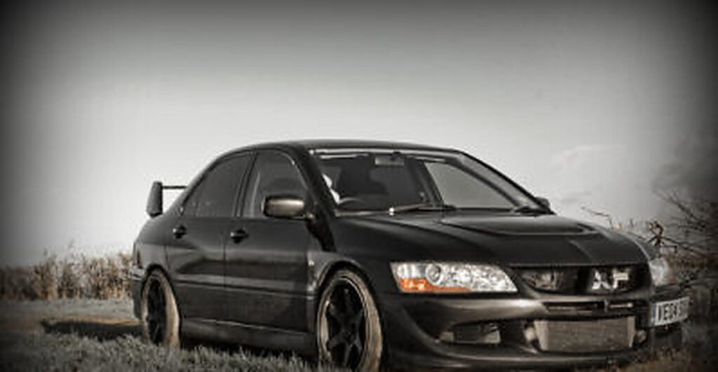 Mitsubishi Lancer Evo 8 noire de trois quarts avant, modèle recherché à l'import depuis l'Angleterre