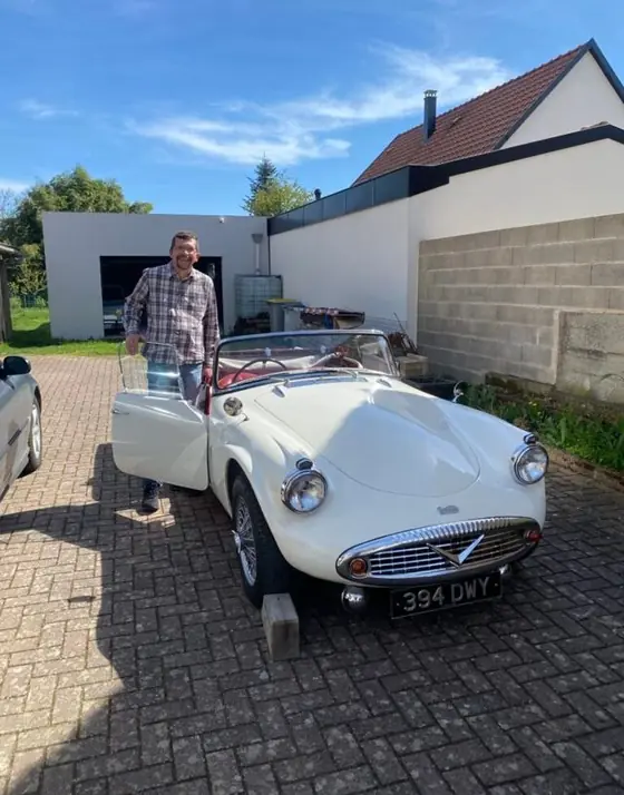 Daimler SP250 import&eacute;e du Royaume-Uni par Gocarz, avec son propri&eacute;taire