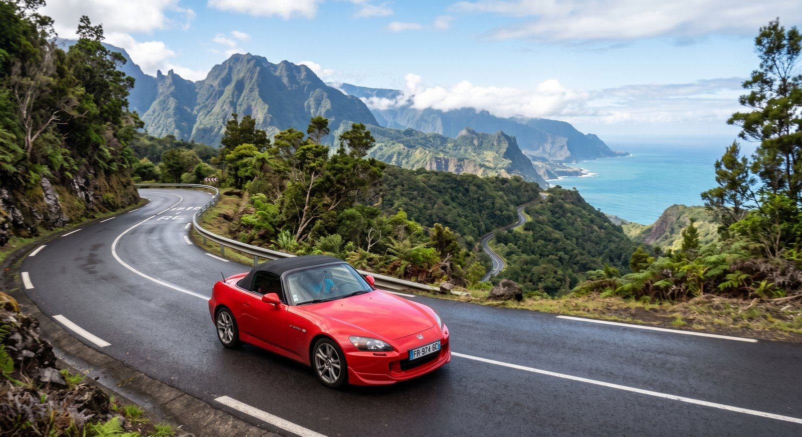 Route de montagne &agrave; La R&eacute;union, face &agrave; l'oc&eacute;an