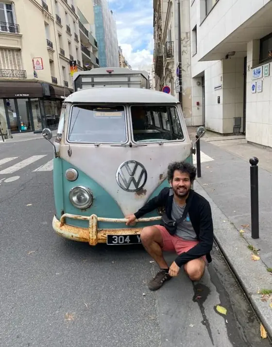 Volkswagen Combi import&eacute;e du Royaume-Uni par Gocarz, avec son propri&eacute;taire